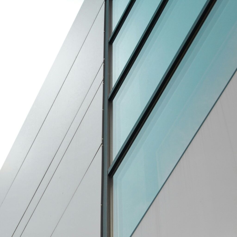 Façade contemporaine vitrée aux profils aluminium