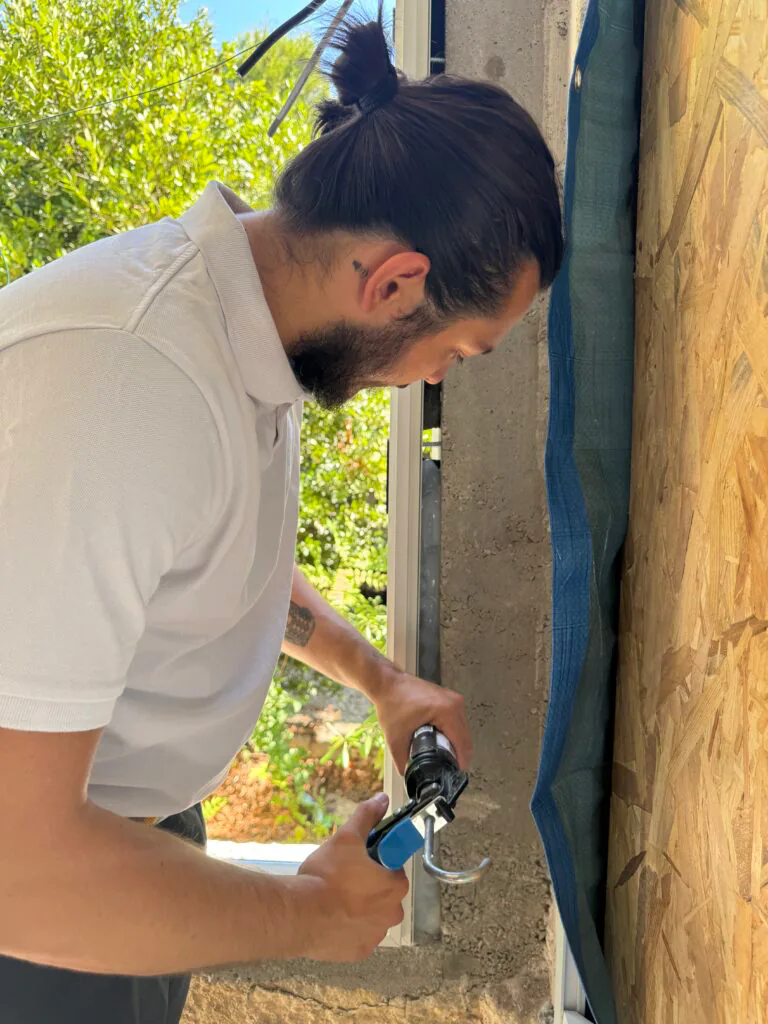Artisan travaillant sur l’encadrement d’une ouverture