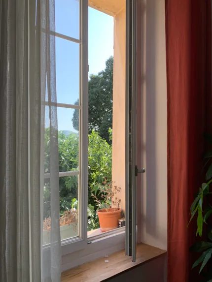 Fenêtre ouverte sur un jardin méditerranéen
