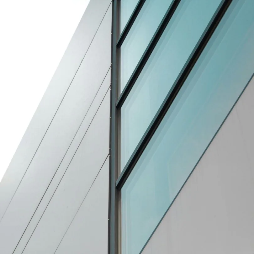 Façade contemporaine vitrée aux profils aluminium